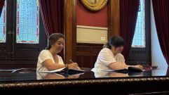 In�s Rey y Lidia Paz durante la firma