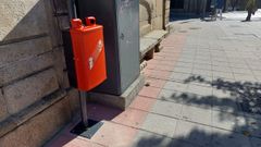 Uno de los nuevos contenedores de pilas, situado en el parque de San Lzaro.