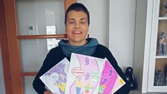 Monse Fernndez, con el dibujo que ilustra el cartel del Camio Violeta 2025