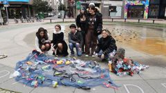 Alumnos de bachillerato de artes del IES A Xunqueira I de Pontevedra, este mi�rcoles, con la instalaci�n art�stica por el D�a del Agua en el Fonte dos Nenos 