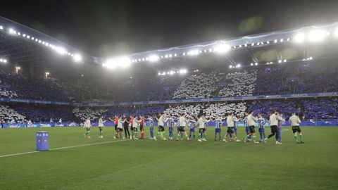 Mosaico blanquiazul en Abanca Riazor en los proleg&oacute;menos del Deportivo-Racing de Santander