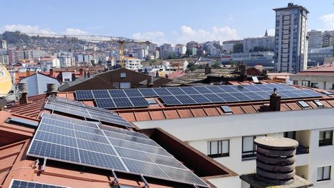 El edificio se encuentra en la calle Rosalía de Castro, en pleno centro de Vigo. Son 72 viviendas y la planta fotovoltaica la componen 89 paneles solares.