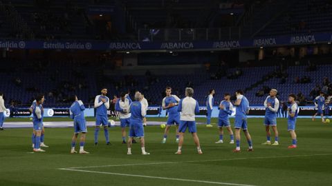 Los jugadores del D�por, durante el calentamiento previo al partido contra el Granada.