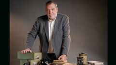 Jorge D�az invita a revisitar un siglo convulso, y la misteriosa historia del bar�n von Rolland, en �El esp�a�.