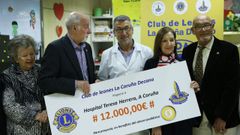 Club de Leones Decano de A Coru�a entrega cheque al Hospital Teresa Herrera