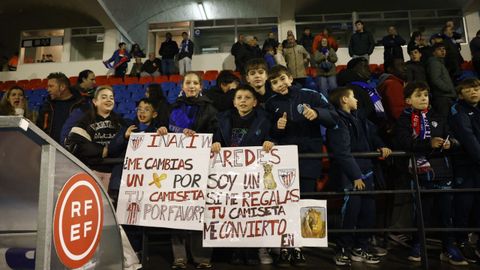 La afici�n en las gradas de O Couto con pancartas