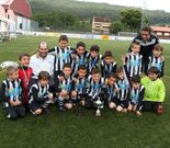 Los prebenjamines del Outes, con el trofeo conquistado. 
