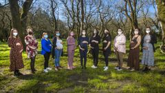 De izquierda a derecha: 1. Mar�a (34 a�os) est� de 3 meses. 2. Vicky (30 a�os) espera a su primera hija, Xiana  3. Sandra (32 a�os) tendr� un ni�o (Ismael), est� de seis meses; 4. Pamela (37 a�os) espera a su segundo hijo, Liam. 
5. Berta (40 a�os) est� de siete meses y espera una ni�a (Mari�a); 6. Bel�n (38 a�os) tendr� a su segunda hija, Ux�a, en un mes; 7. Noelia (40 a�os) est� de seis meses, espera un segundo hijo (Marti�o); 8. Gema (32 a�os) tendr� a su primera hija, Roc�o, dentro de cuatro meses. 9. Rosa (34 a�os) est� de seis meses, espera una ni�a (Silvia); 10. Roc�o (38 a�os), embarazada de 7 meses y medio, va a tener a su segundo ni�o (Mart�n); 11. Natalia (25 a�os) est� de 4 meses y espera un ni�o, pero a�n no tiene nombre.