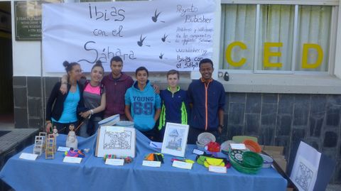 Alumnos del colegio de Ibias, en el mercadillo solidario.Alumnos del colegio de Ibias, en el mercadillo solidario 