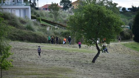 Gente haciendo deporte en las inmediaciones de la pista finlandesa, en Oviedo