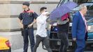 Uno de los j�venes encausados a su llegada al TSJC, donde se celebr� el juicio por la violaci�n m�ltiple en Manresa.