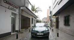 La calle de O Rollo es utilizada por algunos conductores como aparcamiento. 