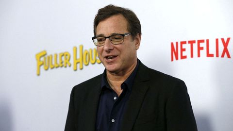 Bob Saget en el estreno de la serie Madres forzosas, en Netflix