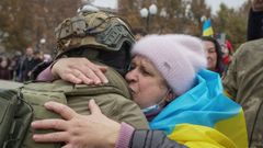 Una mujer ucraniana abraza a un soldado tras la liberaci�n de Jers�n.