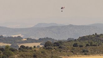 Un helic�ptero trabaja en las labores de extinci�n del incendio forestal declarado el mi�rcoles en Or�s.