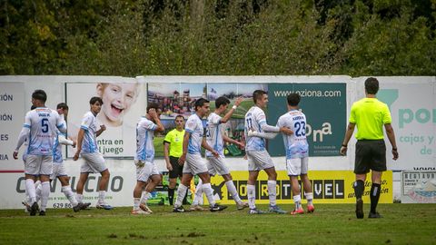 Los jugadores boirenses celebran el gol de Landeira en el duelo frente al Gran Pe&ntilde;a.