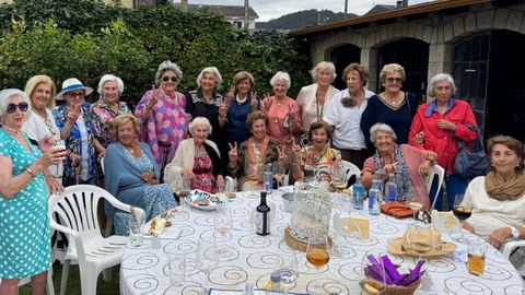 Amigas de Pilarín, en el centro de pie y de negro, la acompañaron en su 90º cumpleaños en su chalé de Covas