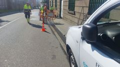 Operarios de Emafesa, trabajando en la zona este lunes por la ma�ana