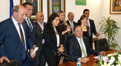 El grupo municipal del PP, todos con �rea de trabajo, posando tras la investidura de Otero el pasado s�bado.