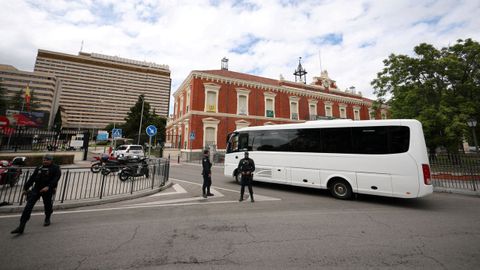 Llegada del autob�s con los pasajeros del MV Hondius al hospital G�mez Ulla