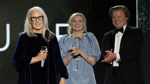 Campion, acompaada por los actores Kirsten Dunst y Jesse Plemons, agradece el premio a la mejor pelcula para El poder del perro en los Critics Choice Awards.