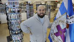 No� Pousada, empleado de la tienda de recuerdos Breogan Souvenir.