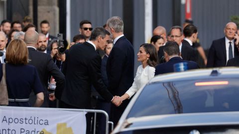 La reina Letizia saludando a Pedro S�nchez.