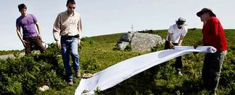 Los arque�logos se�alizaron unos quince t�mulos con telas blancas que se ve�an desde cientos de metros de distancia.