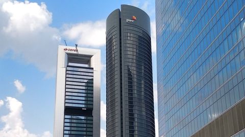 TORRE PWC (Madrid) - Sus 52 pisos lo convierten en el segundo edificio con ms plantas de Espaa, empatado con el Gran Hotel Bali de Benidorm. Es tambin el tercero ms alto del pas con 236 metros de altura. Se integra en el rea de Negocios Cuatro Torres