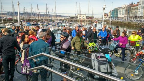 Peatones y ciclistas protestan contra la terraza de los jardines de la Reina, en Gijn