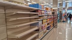 Estanter�as vac�as en un supermercado de Burela este s�bado