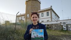 Guadalupe V�zquez, con su nueva obra y el faro de Fisterra al fondo 