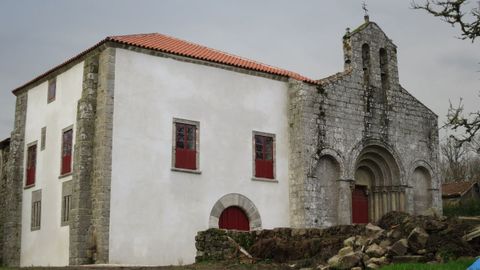 El antiguo palacio obispal adosado a la iglesia romnica de San Paio de Diomondi fue restaurado en el 2015 despus de haber sufrido un derrumbe en su fachada principal