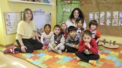 Alumnado de la Escola de Sedes, con las profesoras Berta L�pez Permuy y Vanesa Fern�ndez V�zquez