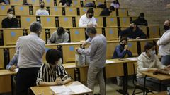 Entrega de los ex�menes precintados en la Facultad de Empresariales de Lugo