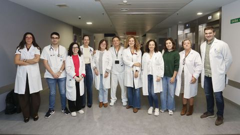 Parte del equipo de la Unidad de Mama del HULA con la coordinadora de la unidad, la doctora Lucía Graña (cuarta por la izquierda).