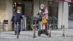 Patinete circulando por Ferrol, en foto de archivo
