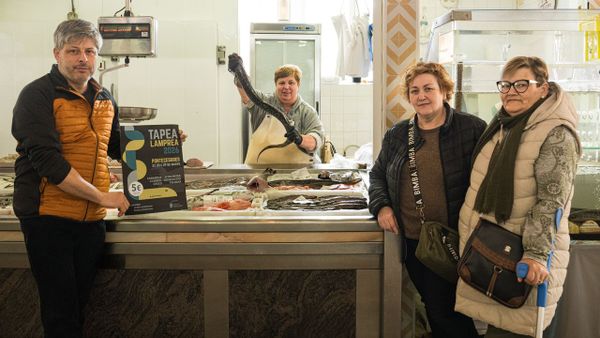 Mall&oacute;n, Carmen, Josefa e Isabel, ayer en la plaza de Pontecesures.