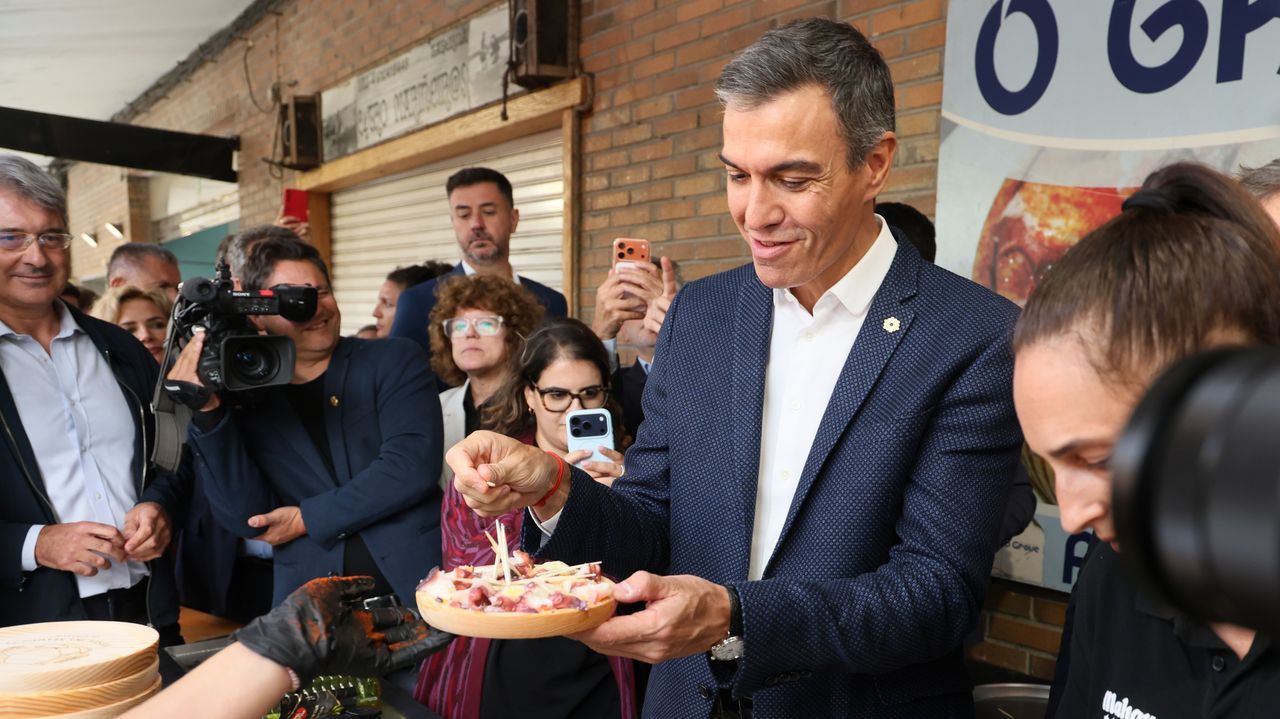 Pedro Sánchez saborea el marisco de O Grove entre gritos de «guapo» y «sinvergüenza»