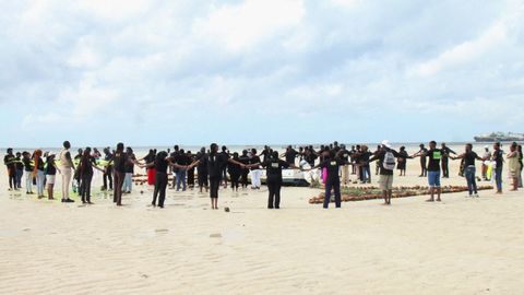 Protesta de activistas medioambientales en la playa de los Piratas con motivo de la conferencia Nuestro Oc�ano