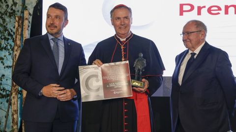 El cardenal asturiano �ngel Fern�ndez Artime (c) antes de recibir un galard�n de la C�mara de Comercio de Avil�s este jueves, en el pabell�n de Exposiciones y Congresos de La Magdalena de la ciudad asturiana