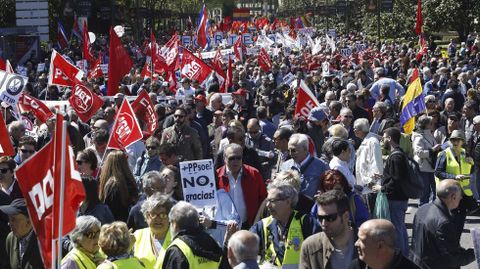 Miles de personas participaron esta mañana en la manifestación central del 1 de Mayo en Madrid.