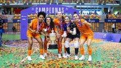 Dinha, Carolina Pedreira y Dbora Lavrador, que celebraron su primer ttulo con el Burela, acompaadas por Noelia Montoro y Caridad.
