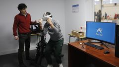 Miguel Arag�n supervisa una sesi�n con las gafas de realidad virtual en el laboratorio.