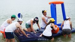 Todos al agua en Sanxenxo en el mundial de colchonetas ms divertido