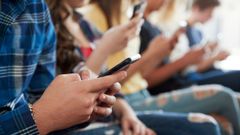 Estudiantes de secundaria con el telfono mvil