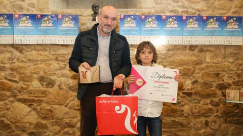 Recolle Xi�n �lvarez Outes, do colexio Mar de F�ra (Fisterra). Cuarto premio. Entrega Jos� Marcote, alcalde de Fisterra
