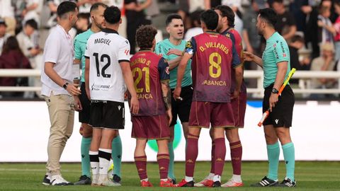 Los jugadores del Deportivo se dirigen al &aacute;rbitro al finalizar el partido de Burgos