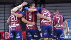 Los futbolistas del conjunto nois se abrazan para celebrar uno de los tantos del partido.