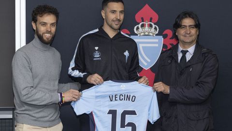 Mat&iacute;as Vecino, junto a Sergio &Aacute;lvarez y Marco Garc&eacute;s, en su presentaci&oacute;n como jugador del Celta.